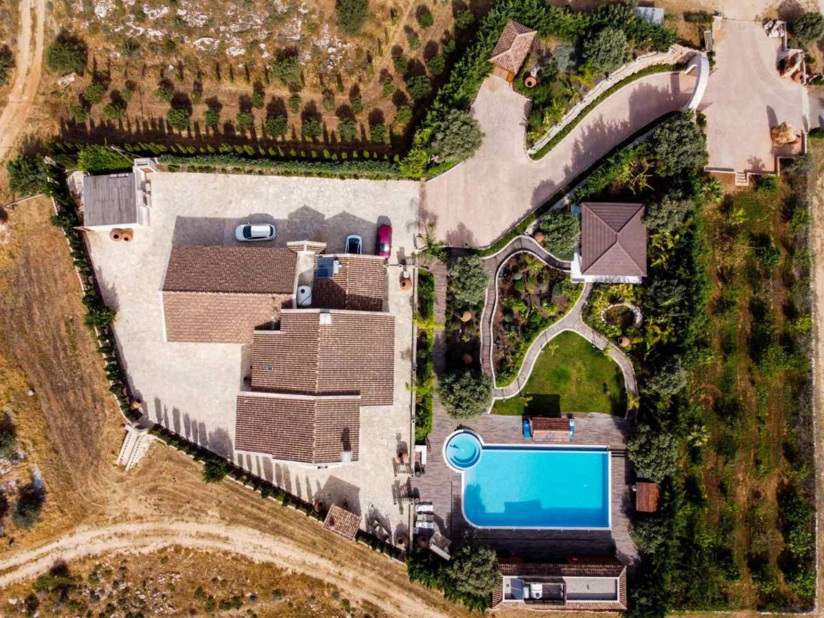 Villa Grand Mansion & *