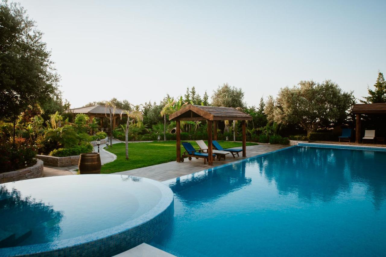 Villa Grand Mansion & *