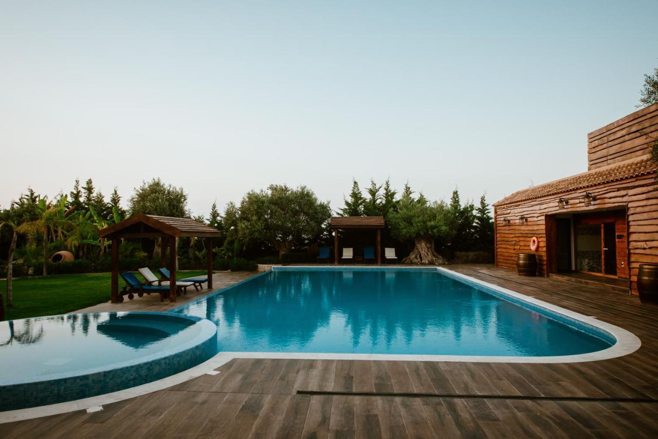 Villa Grand Mansion & *