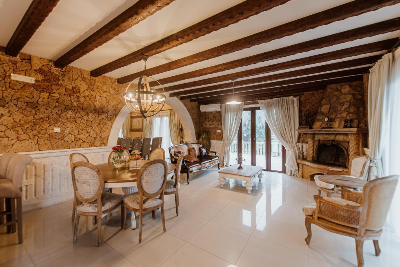 Villa Grand Mansion & *