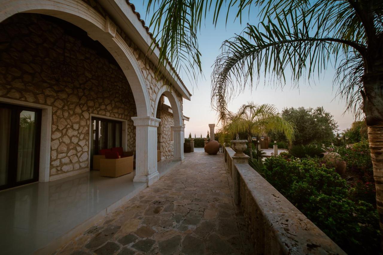 Villa Grand Mansion & *